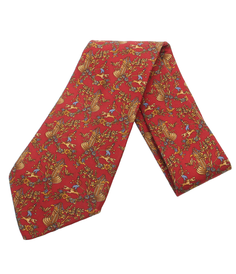 Cravatta Salvatore Ferragamo rosso cupo, stampa di cacciatori, cani e colonne fra rami fioriti in oro e azzurro.