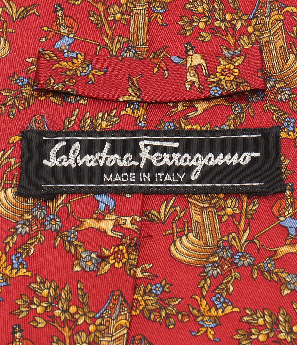 Cravatta Salvatore Ferragamo rosso cupo, stampa di cacciatori, cani e colonne fra rami fioriti in oro e azzurro. — vista 4