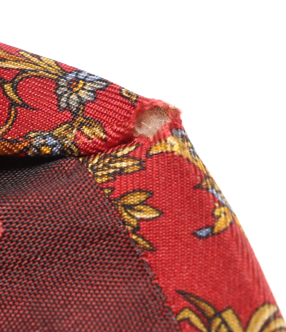 Cravatta Salvatore Ferragamo rosso cupo, stampa di cacciatori, cani e colonne fra rami fioriti in oro e azzurro. — vista 6