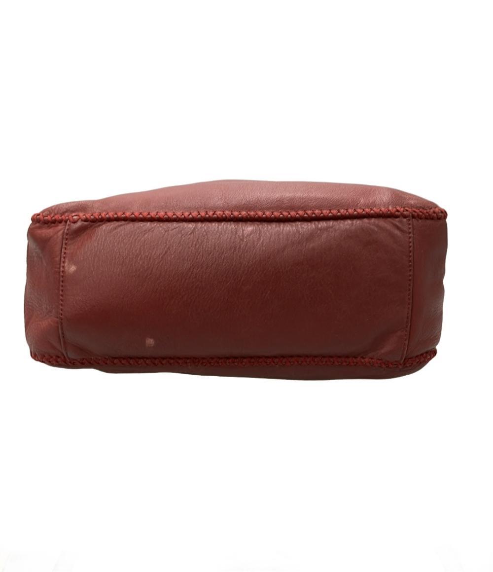 Borsa a spalla Sazaby bordeaux, morbida, con manico intrecciato, anelli dorati e lunga nappa a frange. — vista 4
