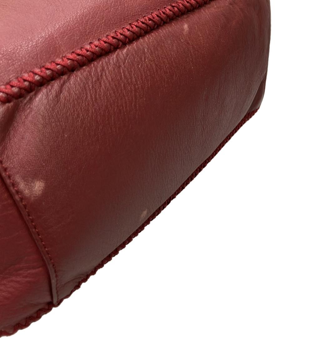 Borsa a spalla Sazaby bordeaux, morbida, con manico intrecciato, anelli dorati e lunga nappa a frange. — vista 6