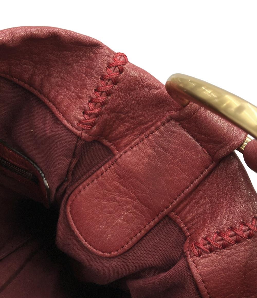 Borsa a spalla Sazaby bordeaux, morbida, con manico intrecciato, anelli dorati e lunga nappa a frange. — vista 7