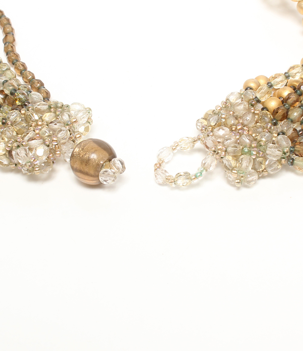 Collana multifilo Maria Calderara di perline sfaccettate e sfere opache color oro, dal champagne al bruno, su fondo bianco — vista 3
