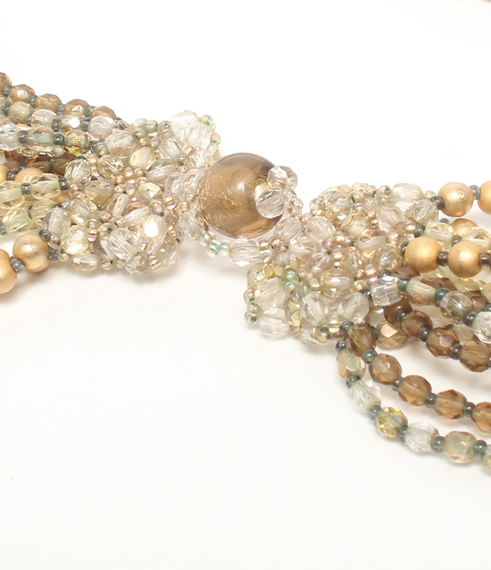 Collana multifilo Maria Calderara di perline sfaccettate e sfere opache color oro, dal champagne al bruno, su fondo bianco — vista 5