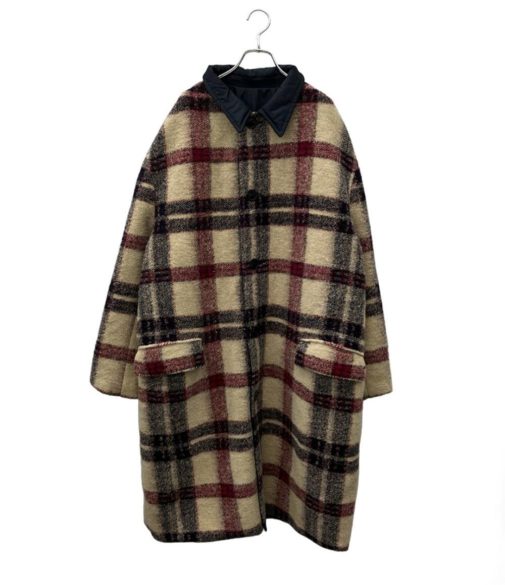 Cappotto Isabel Marant in lana a quadri beige, rosso e blu, colletto blu scuro, appeso a una gruccia su fondo bianco