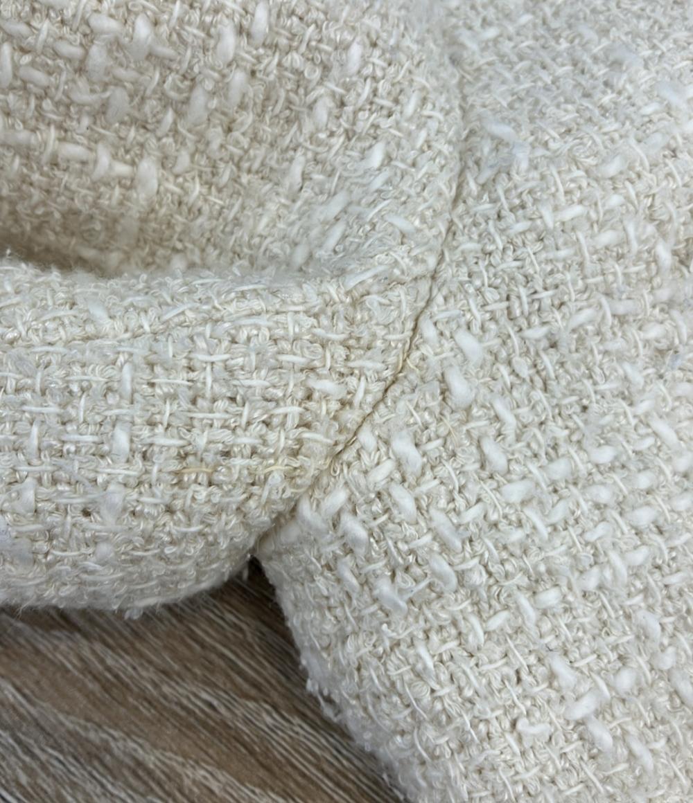 Giacca senza collo in tweed avorio The Shinzone su gruccia, con quattro tasche applicate, bordi sfrangiati e bottoni scuri — vista 5