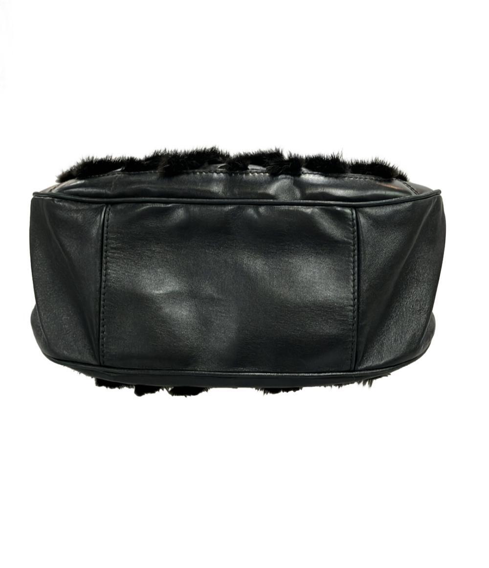Borsa a mano Bally in pelle nera con manico singolo, chiusura girevole dorata e fasce di pelo scuro a punta sul fronte — vista 4