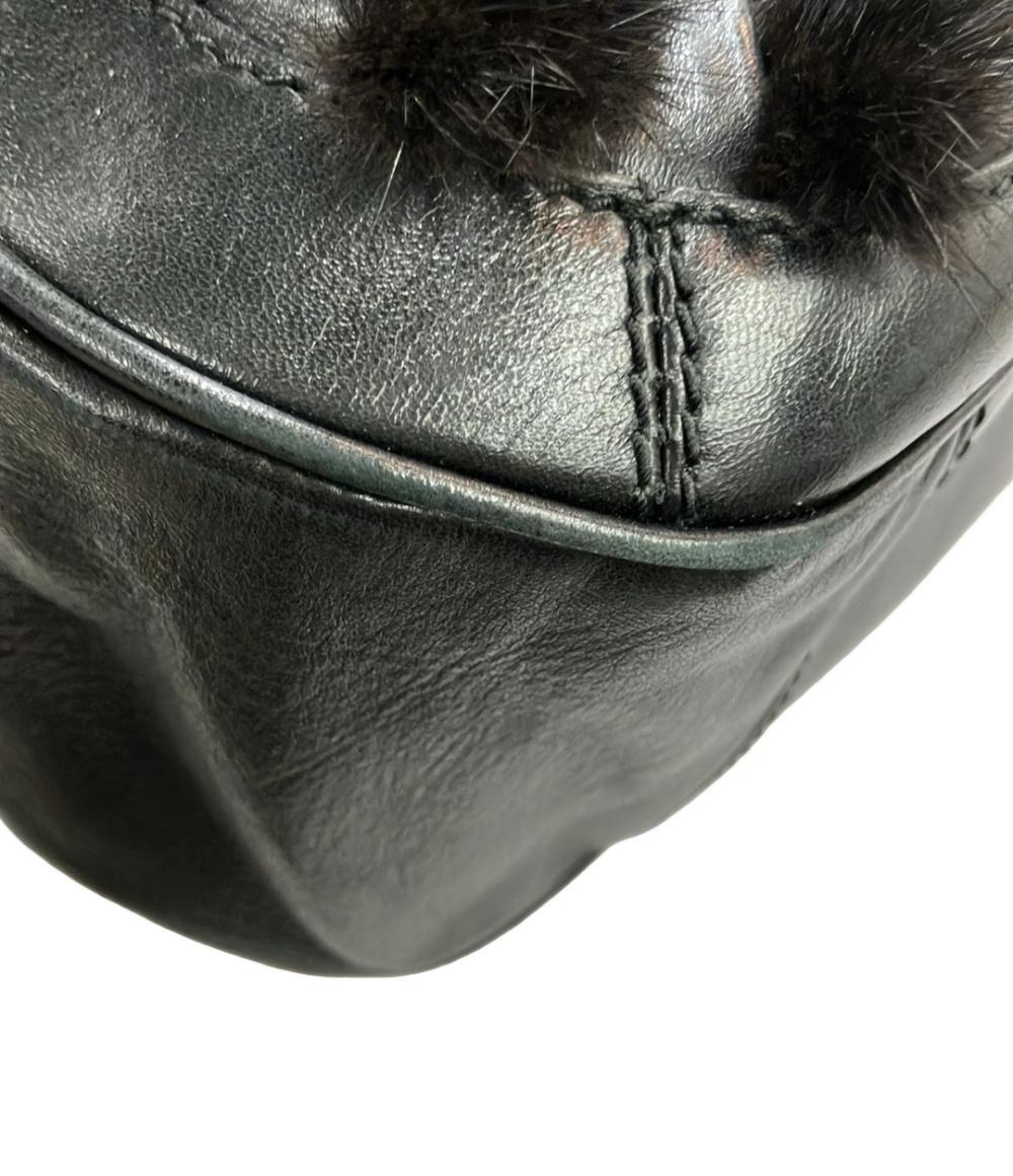 Borsa a mano Bally in pelle nera con manico singolo, chiusura girevole dorata e fasce di pelo scuro a punta sul fronte — vista 8