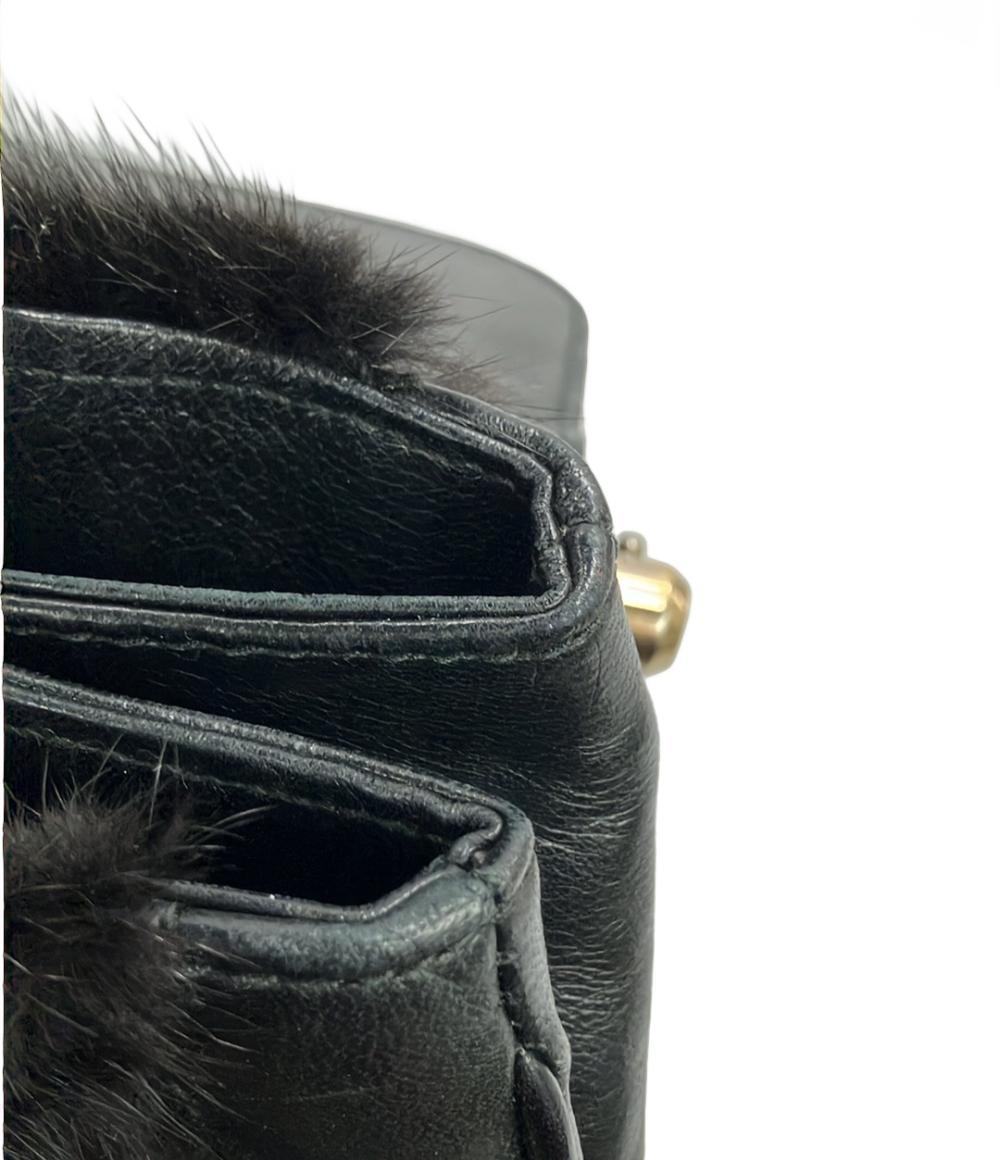 Borsa a mano Bally in pelle nera con manico singolo, chiusura girevole dorata e fasce di pelo scuro a punta sul fronte — vista 9