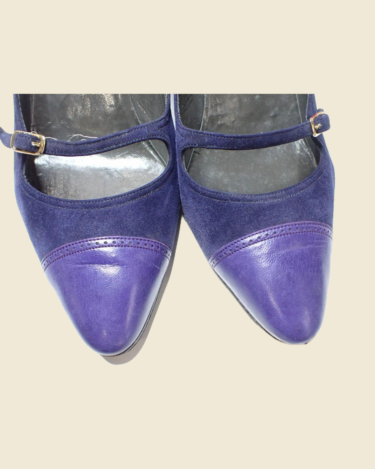Décolleté Celine in camoscio blu notte con punta in pelle viola e cinturino con fibbia dorata.
