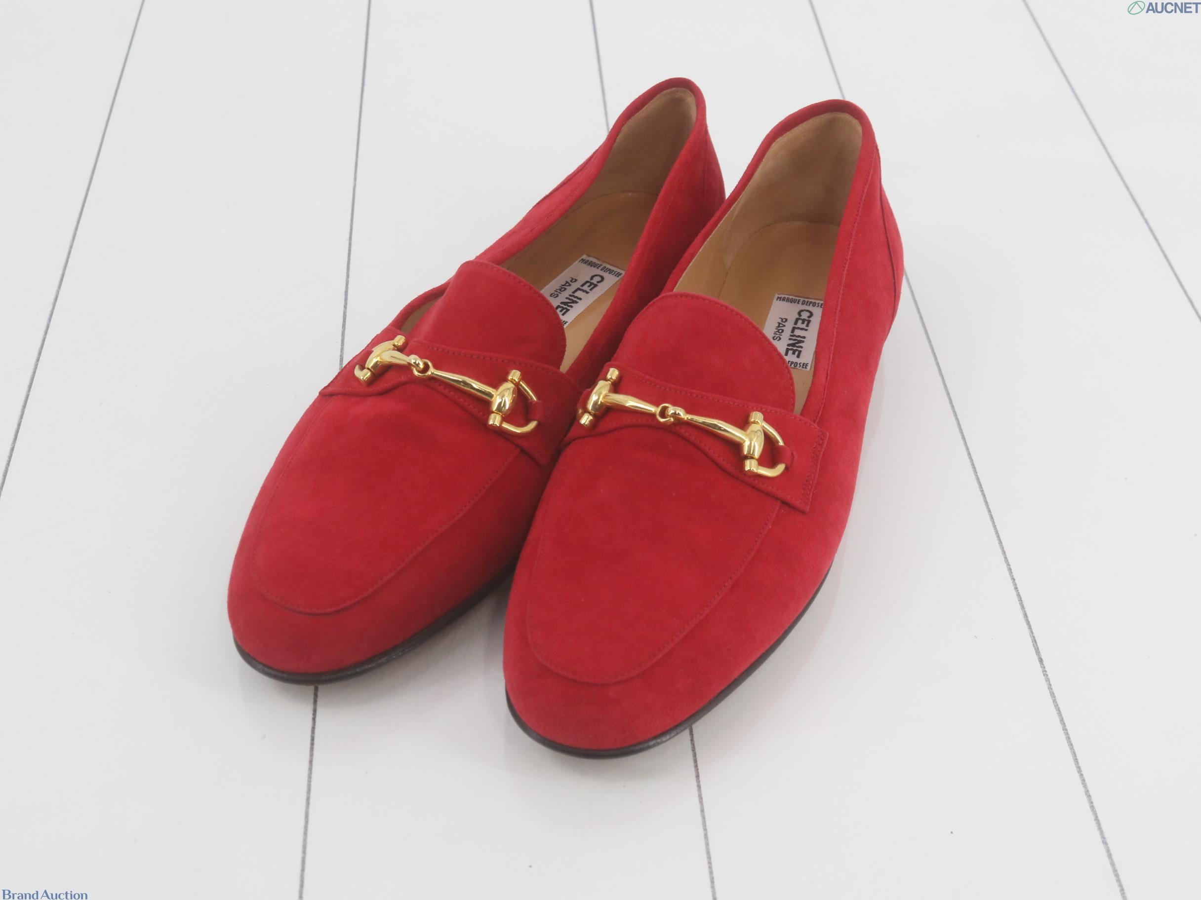 Mocassini Celine in camoscio rosso con morsetto dorato.